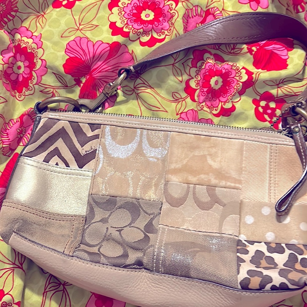 Vintage Signature Coach handbag very much in good condition.